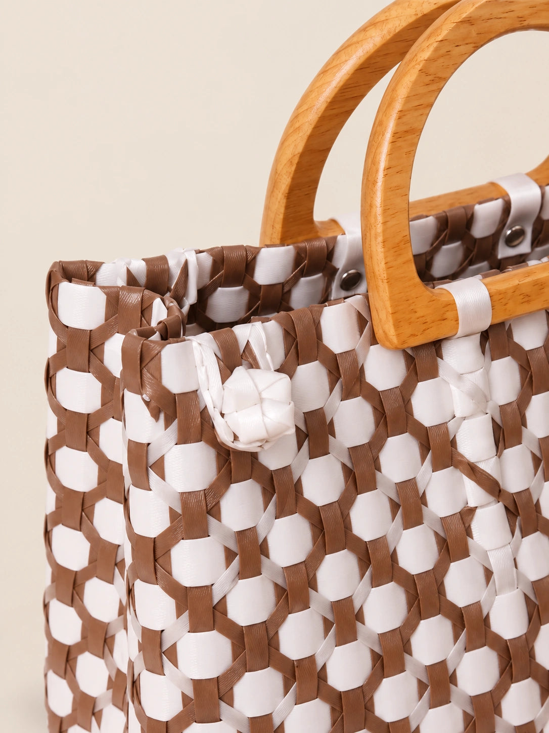 Kahoy Kastanyas recycled-polypropylene wood-handle bayong bag, woven detail