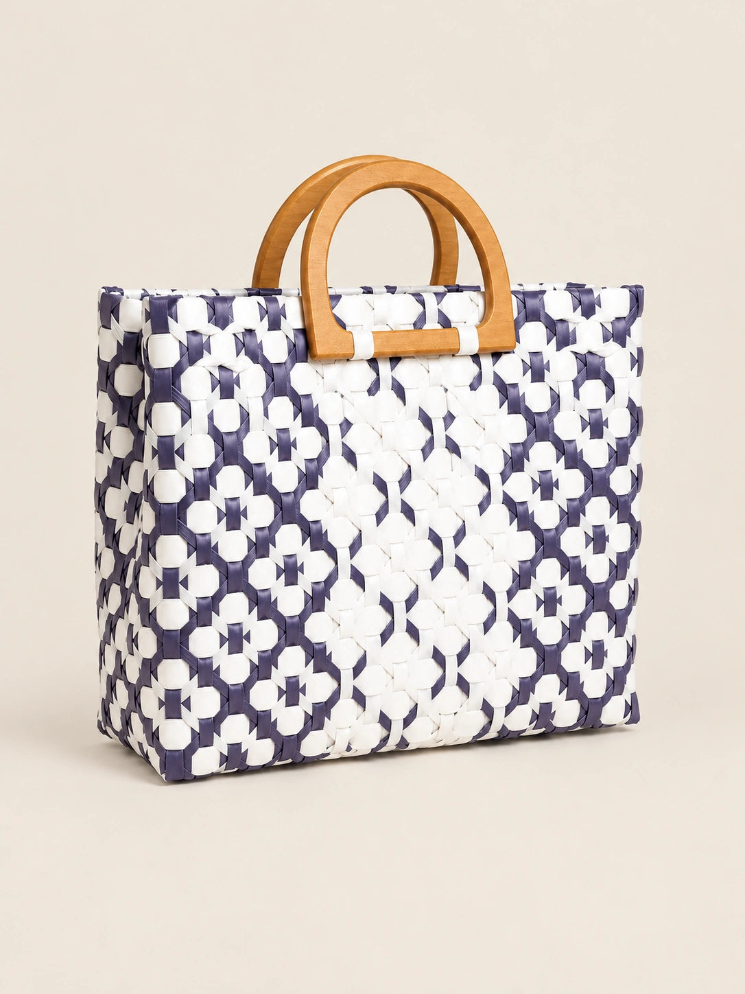 Kahoy Lila — Geometriko recycled-polypropylene wood-handle bayong bag, front view