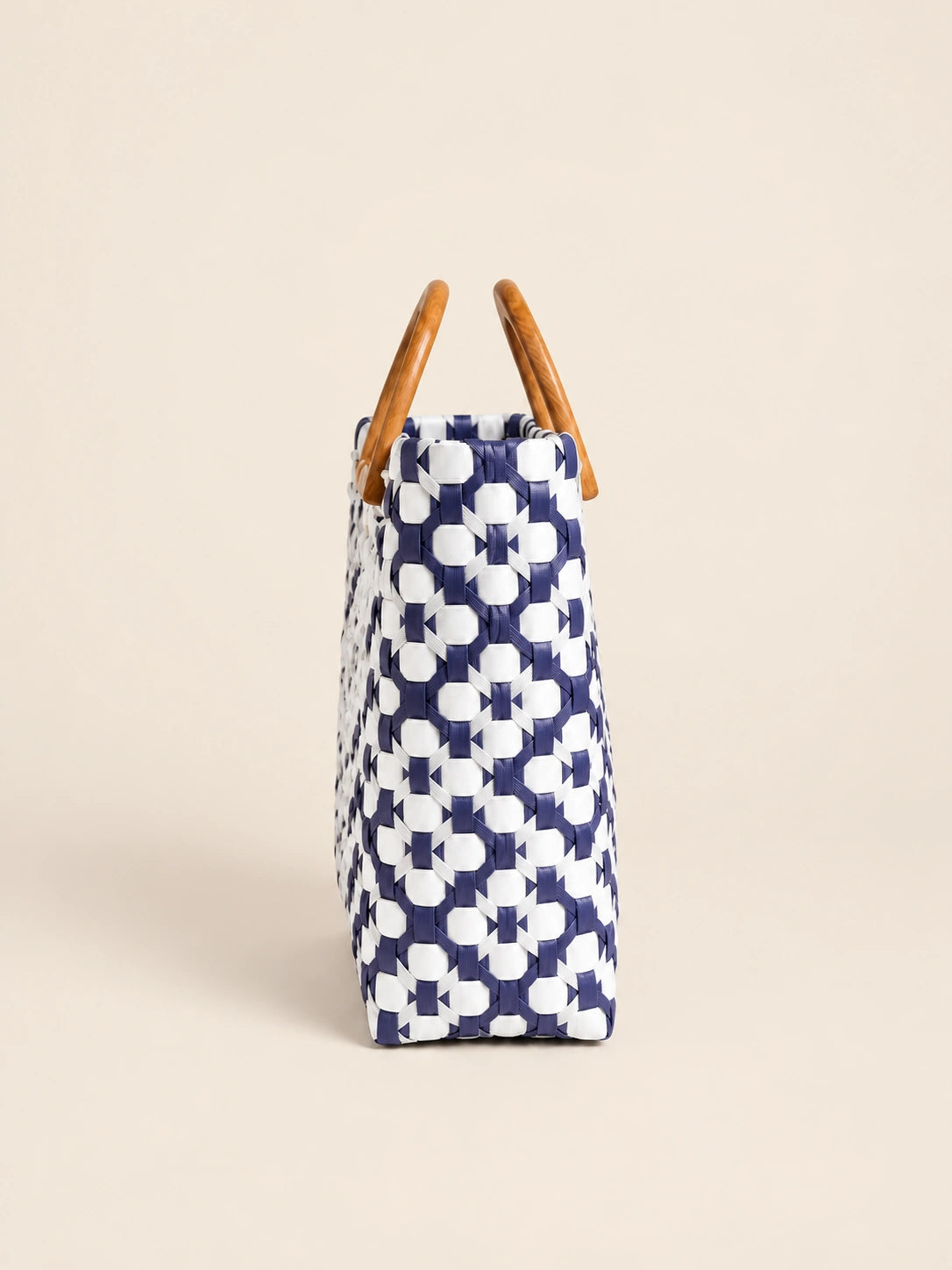 Kahoy Lila — Geometriko recycled-polypropylene wood-handle bayong bag, side view