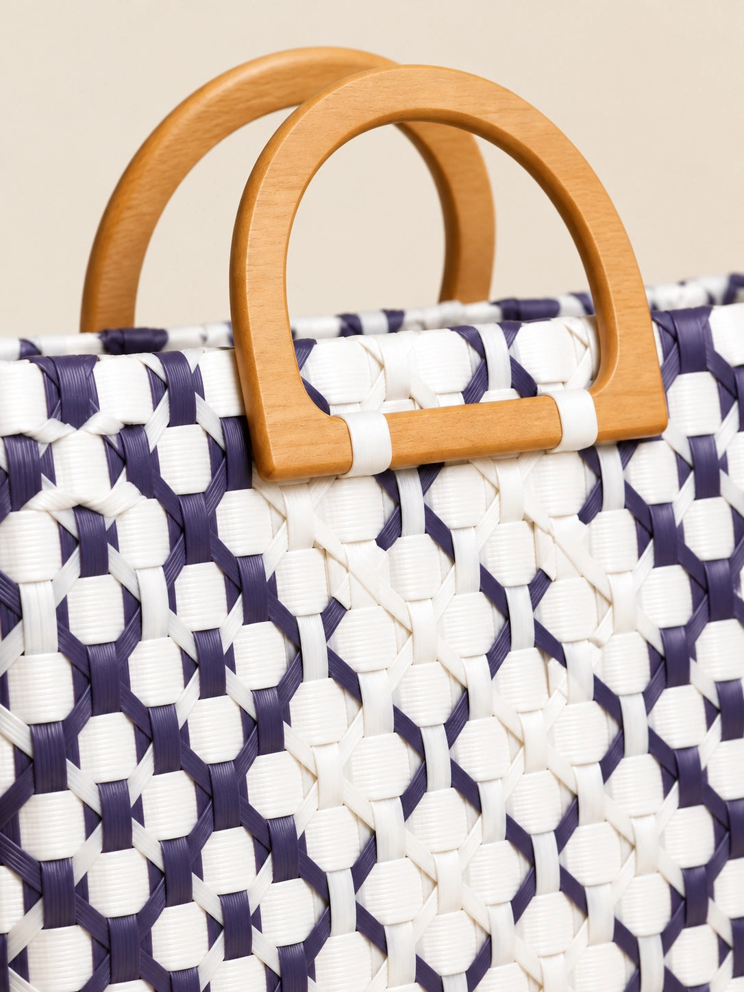 Kahoy Lila — Geometriko recycled-polypropylene wood-handle bayong bag, woven detail