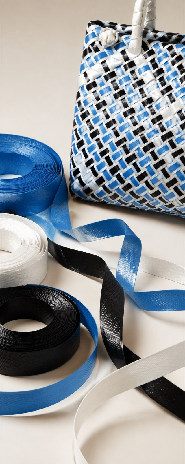 Colorful polypropylene strips forming the structure of an ISA BAYONG bag